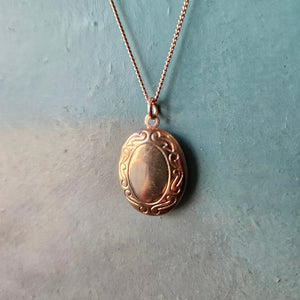 Oval locket necklace rosegold