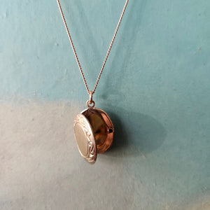 Oval locket necklace rosegold