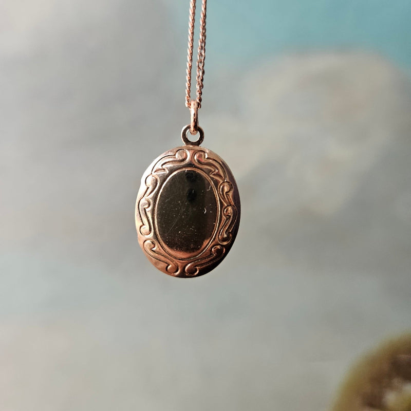 Oval locket necklace rosegold