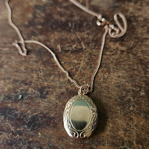 Oval locket necklace rosegold