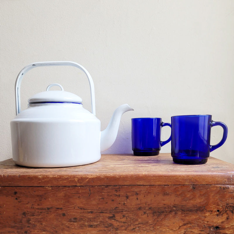 Tea Kettle 2L - White/Blue Rim